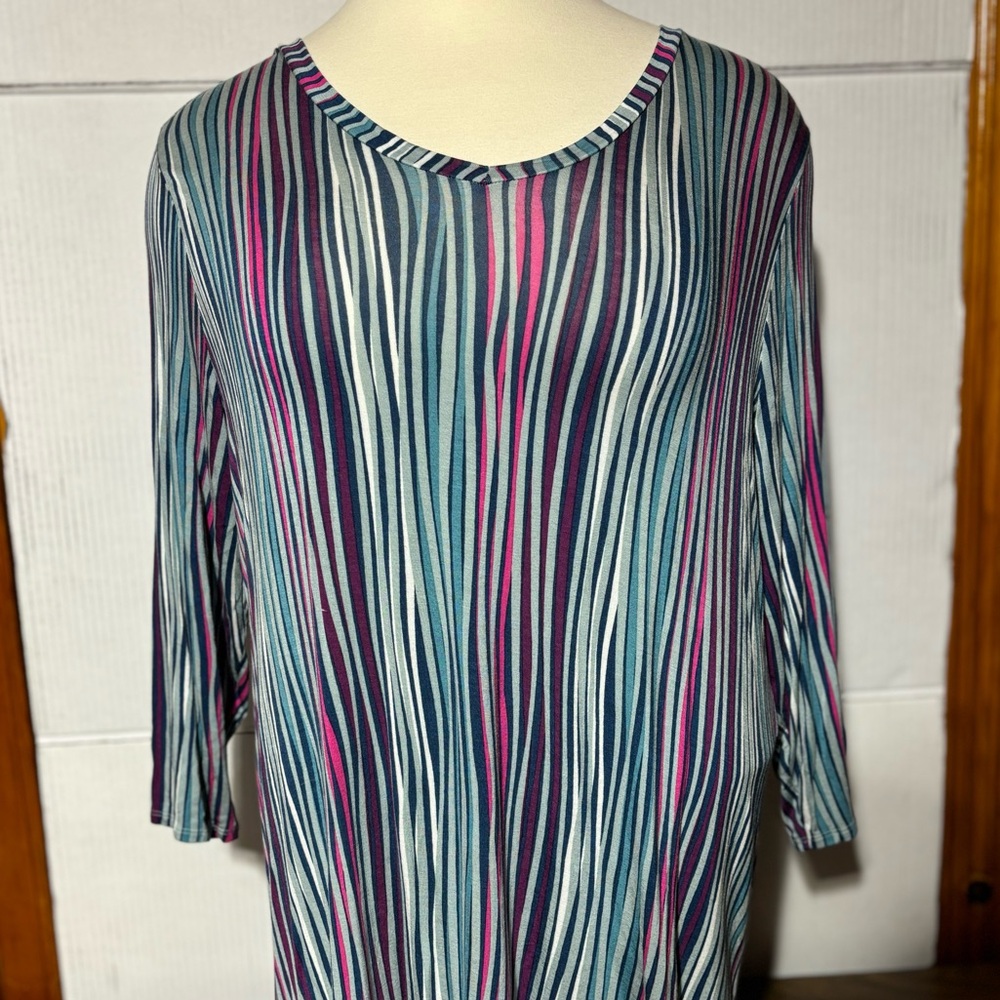 Attention plus 2X womens striped blue top 96% rayon 4% spandex 30” L 25…